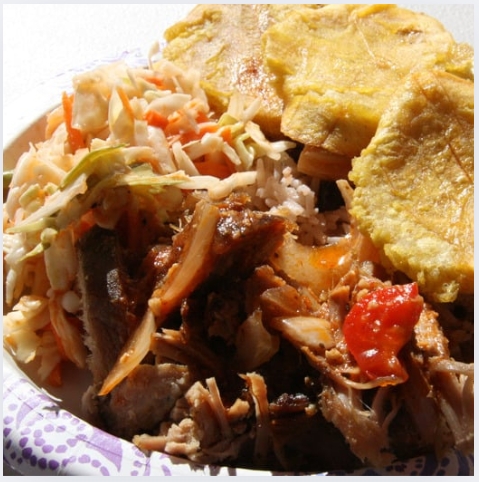 Des bananes pesées dans une assiette accompagne de viande et pilkiz : Gâteaux personnalisés cuisine haïtienne