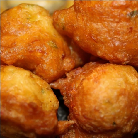 Une entrée de accras au morue : Gâteaux personnalisés cuisine haïtienne