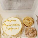 Un gâteau avec des mini mini cake personnalisé